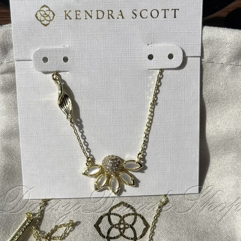 ✨New Kendra Scott Ivory Gold Plated Anya Flower Short Pendant Necklace 🌼